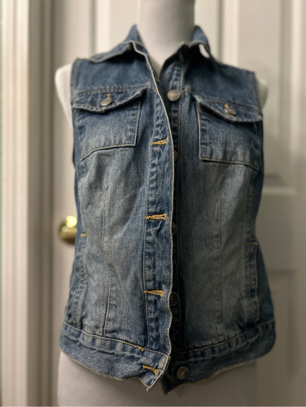 Women’s Denim Vest,Crazy Horse,by Liz Claiborne,sz med. Y2K,great condition!